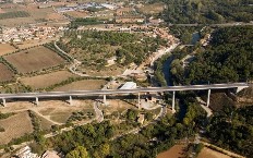Vue aérienne d'un tronçon de la ligne ferroviaire à grande vitesse Frontière franco-espagnole 